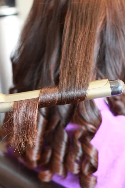 Algum cabelo em permanente de ferro — Fotografia de Stock