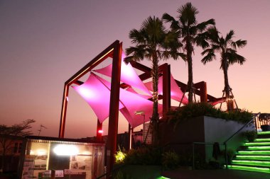 Alacakaranlık gökyüzünde modern tuval çatı yapısı