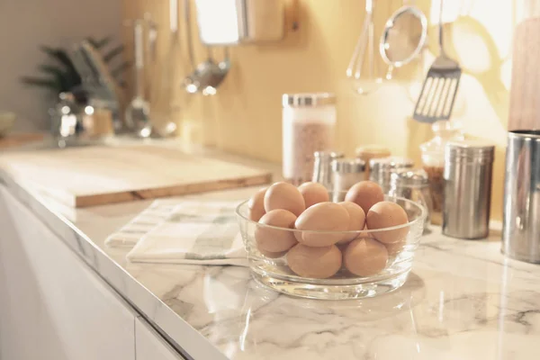 Tazón de huevos en el mostrador de cocina — Foto de Stock