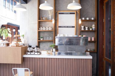 Bir film çekmek için kaldırımdaki kafe tezgahının önü.