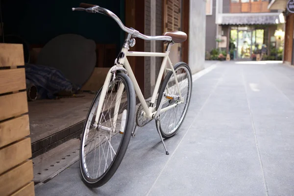 在狭窄小巷的仓库门口有一个自行车停靠站 最后有一个自助餐厅 — 图库照片