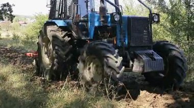 Tarım traktörü ekme alanı.