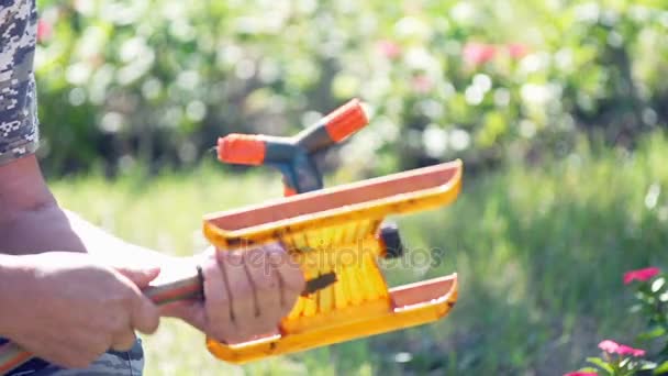 Homem com aspersor de irrigação de jardim . — Vídeo de Stock