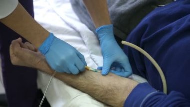Hemşire yapım intravenöz enjeksiyon