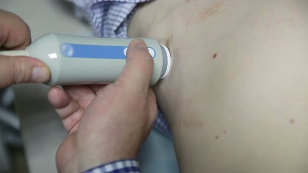 Orvos orvosi ultrahang csinál — Stock videók