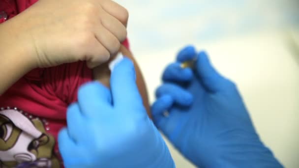 Infirmière faisant l'injection intraveineuse — Video