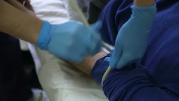 护士压缩动脉 — 图库视频影像