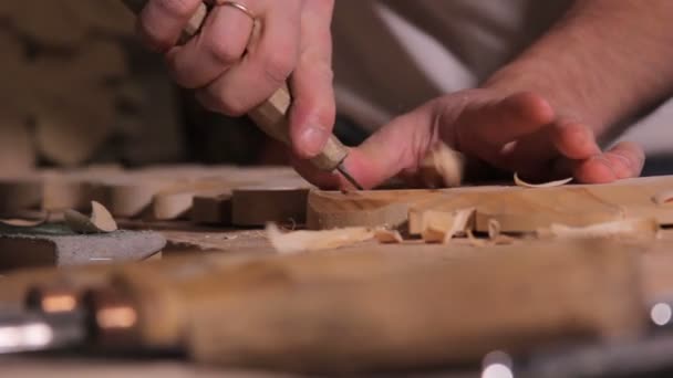Männerhände Holzschnitzerei — Stockvideo