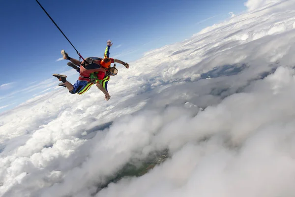 Photo de parachutisme. En tandem . — Photo