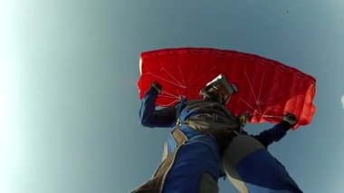 Hava dalışı videosu. Skydiver pilotları paraşütünü uçuruyor..