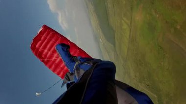Hava dalışı videosu. Skydiver pilotları paraşütünü uçuruyor..