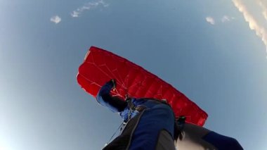 Hava dalışı videosu. Skydiver pilotları paraşütünü uçuruyor..