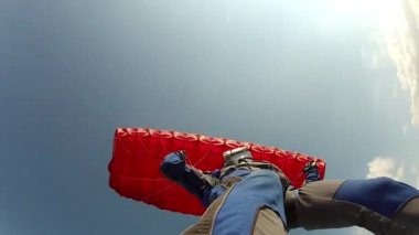 Hava dalışı videosu. Skydiver pilotları paraşütünü uçuruyor..