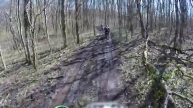 Motosikletliler dağlarda çakıllı bir yolda gezerler. Moto motorcu kayalık bir yolda motosiklet sürüyor.. 