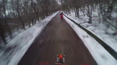 Motosikletliler dağlarda çakıllı bir yolda gezerler. Moto motorcu kayalık bir yolda motosiklet sürüyor.. 