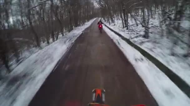 Los Motociclistas Viajan Una Carretera Grava Las Montañas Moto Motociclista — Vídeo de stock