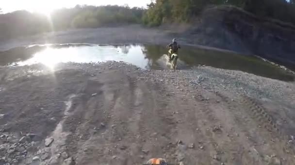 Los Motociclistas Viajan Una Carretera Grava Las Montañas Moto Motociclista — Vídeos de Stock