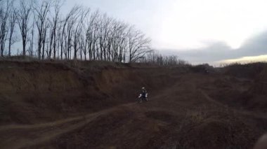 Motosikletliler dağlarda çakıllı bir yolda gezerler. Moto motorcu kayalık bir yolda motosiklet sürüyor.. 