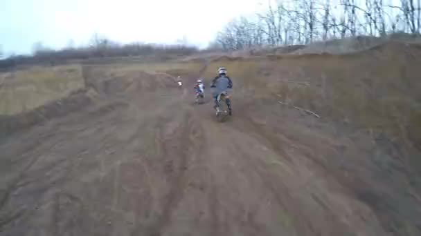 Motociclistas Andam Uma Estrada Cascalho Nas Montanhas Moto Motociclista Dirigindo — Vídeo de Stock