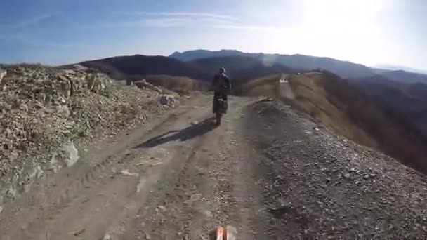 Motocyklista Moto Jeżdżący Motocyklem Kamienistej Drodze Motocykl Terenowy Wspina Się — Wideo stockowe