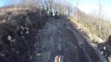 Off-road motosikleti dik yamaca tırmanıyor. Aktif eğlence kavramı. 