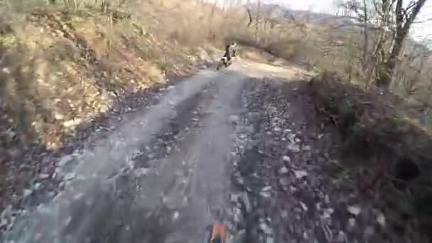 Motorrijders Rijden Een Onverharde Weg Bergen Moto Biker Rijden Een — Stockvideo