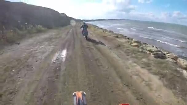オフロードバイクは早朝に砂浜に乗っています オフロードバイク旅行 — ストック動画
