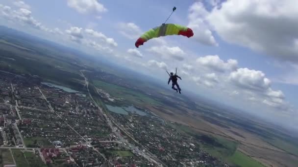 Skydiver Pilota Suo Paracadute Nel Cielo Tra Nuvole — Video Stock