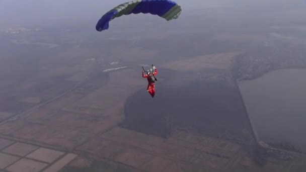 Skydiver Pilota Suo Paracadute Nel Cielo Tra Nuvole — Video Stock