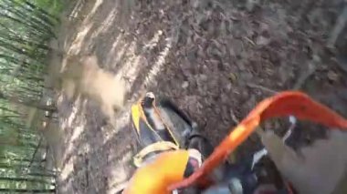 Motosikletliler dağlarda çakıllı bir yolda gezerler. Moto motorcu kayalık bir yolda motosiklet sürüyor.. 