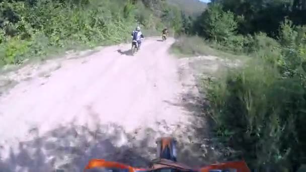 Motorrijders Rijden Een Onverharde Weg Bergen Moto Biker Rijden Een — Stockvideo