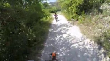 Motosikletliler dağlarda çakıllı bir yolda gezerler. Moto motorcu kayalık bir yolda motosiklet sürüyor.. 
