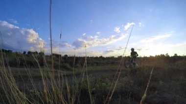 Motosikletliler dağlarda çakıllı bir yolda gezerler. Moto motorcu kayalık bir yolda motosiklet sürüyor.. 