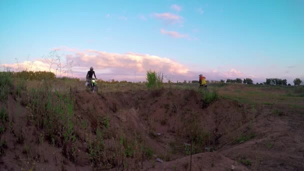 Motorcyclists Ride Gravel Road Mountains Moto Biker Driving Motorcycle Rocky — Stock Video