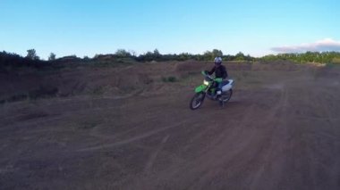 Motosikletliler dağlarda çakıllı bir yolda gezerler. Moto motorcu kayalık bir yolda motosiklet sürüyor.. 