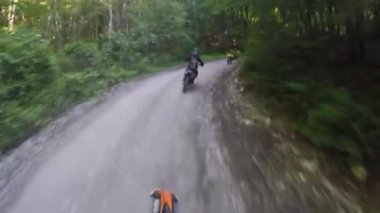 Motosikletliler dağlarda çakıllı bir yolda gezerler. Moto motorcu kayalık bir yolda motosiklet sürüyor.. 