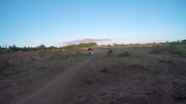 Μοτοσικλετιστές Οδηγούν Ένα Χωματόδρομο Στα Βουνά Moto Ποδηλάτης Οδήγηση Μοτοσικλέτας — Αρχείο Βίντεο