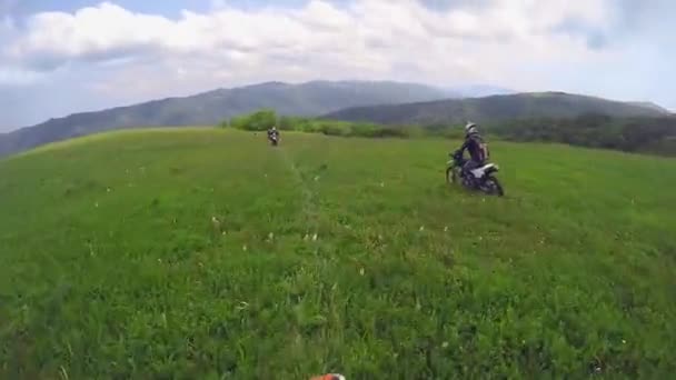Motocykliści Jeżdżą Żwirowej Drodze Górach Moto Rowerzysta Jazdy Motocyklem Skalistej — Wideo stockowe