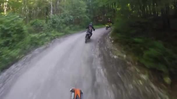 Los Motociclistas Viajan Una Carretera Grava Las Montañas Moto Motociclista — Vídeos de Stock