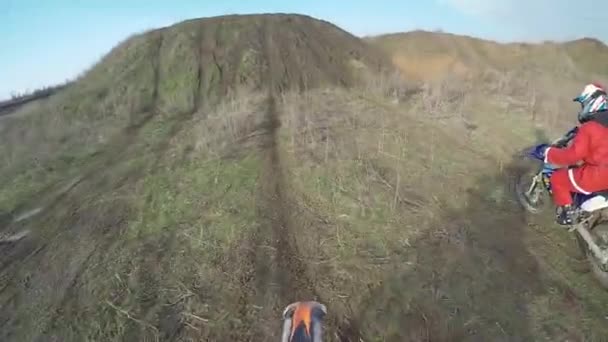 Road Motorbike Climbs Steep Slope Motorcyclists Ride Gravel Road Mountains — Stock Video