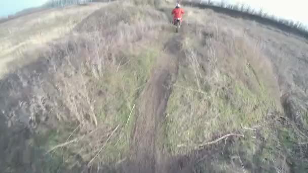 Motociclistas Andam Uma Estrada Cascalho Nas Montanhas Moto Motociclista Dirigindo — Vídeo de Stock