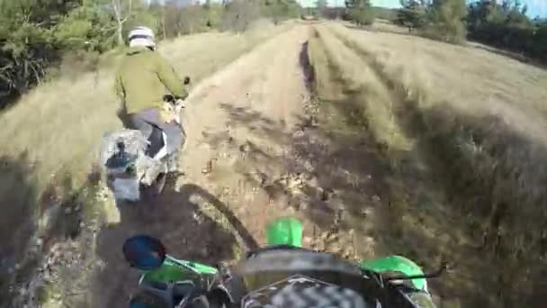Motociclistas Andam Uma Estrada Cascalho Nas Montanhas Moto Motociclista Dirigindo — Vídeo de Stock