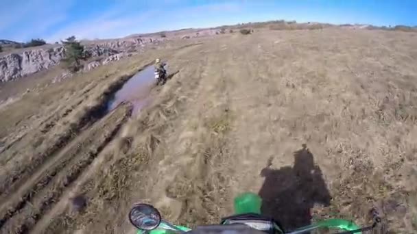 Motociclistas Andam Uma Estrada Cascalho Nas Montanhas Moto Motociclista Dirigindo — Vídeo de Stock