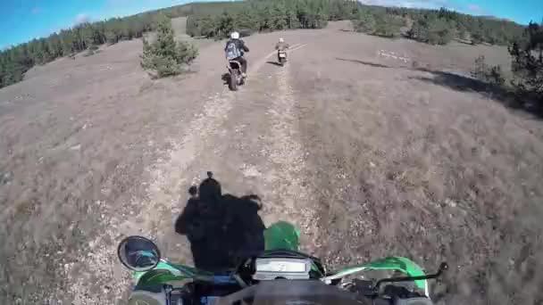 Motociclistas Andam Uma Estrada Cascalho Nas Montanhas Moto Motociclista Dirigindo — Vídeo de Stock