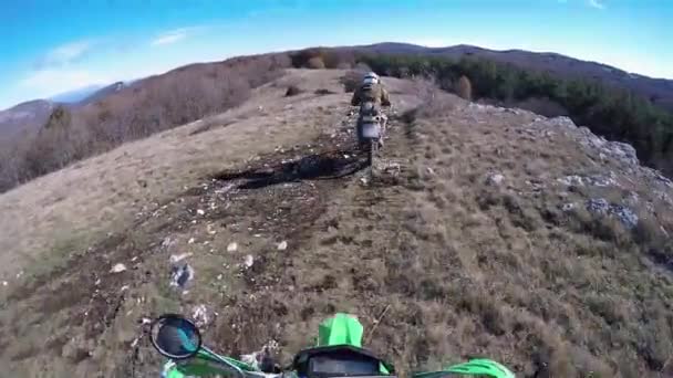 Motorradfahrer Fahren Auf Einer Schotterstraße Den Bergen Moto Biker Fährt — Stockvideo