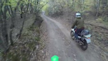 Motosikletliler dağlarda çakıllı bir yolda gezerler. Moto motorcu kayalık bir yolda motosiklet sürüyor.. 
