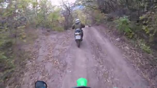 Les motocyclistes roulent sur un chemin de gravier dans les montagnes. Moto motard conduisant une moto sur une route rocheuse . 