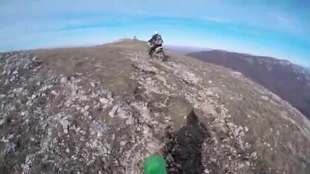 Motociclistas Andam Uma Estrada Cascalho Nas Montanhas Moto Motociclista Dirigindo — Vídeo de Stock