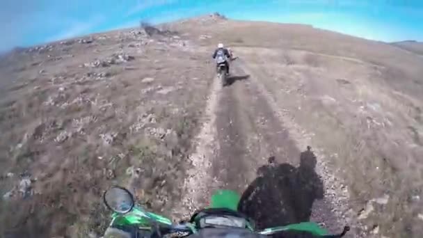 オートバイは山の砂利道で乗る 岩の多い道をバイクで走る元バイカー — ストック動画