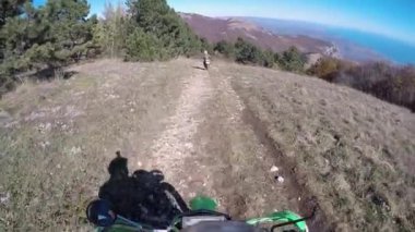 Motosikletliler dağlarda çakıllı bir yolda gezerler. Moto motorcu kayalık bir yolda motosiklet sürüyor.. 